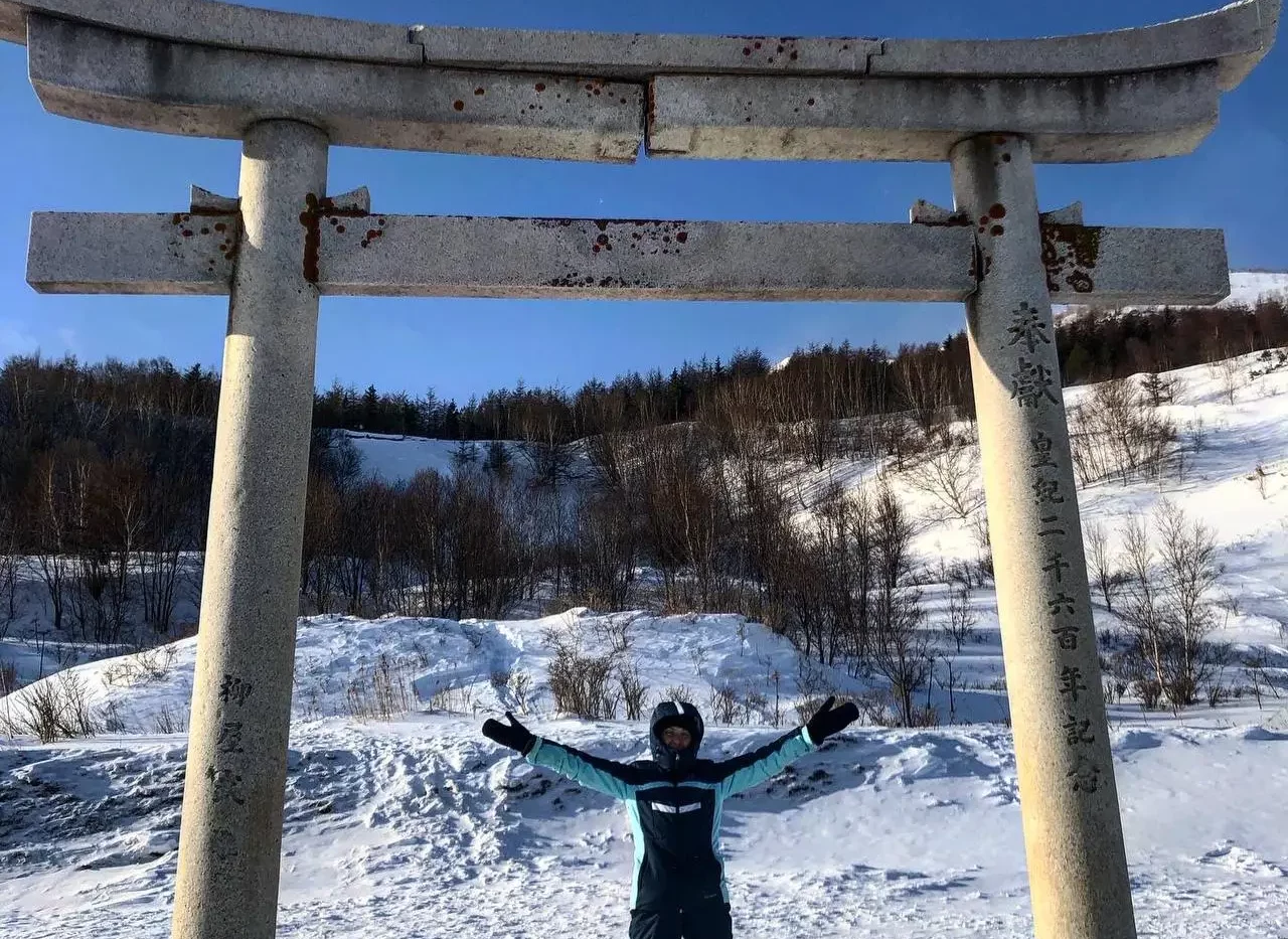Winter excursion to icefalls in the Tikhoi Bay
