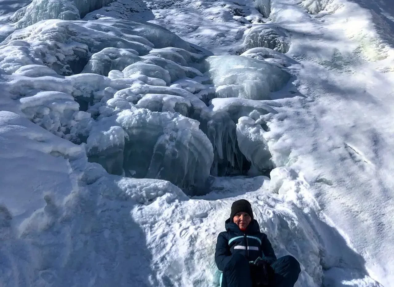 Winter excursion to icefalls in the Tikhoi Bay