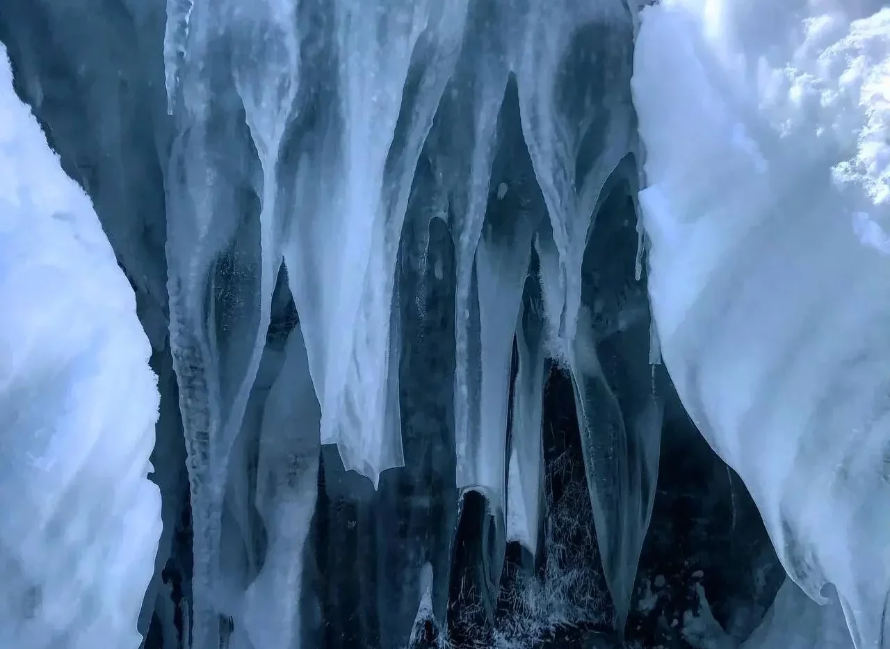 Winter excursion to icefalls in the Tikhoi Bay