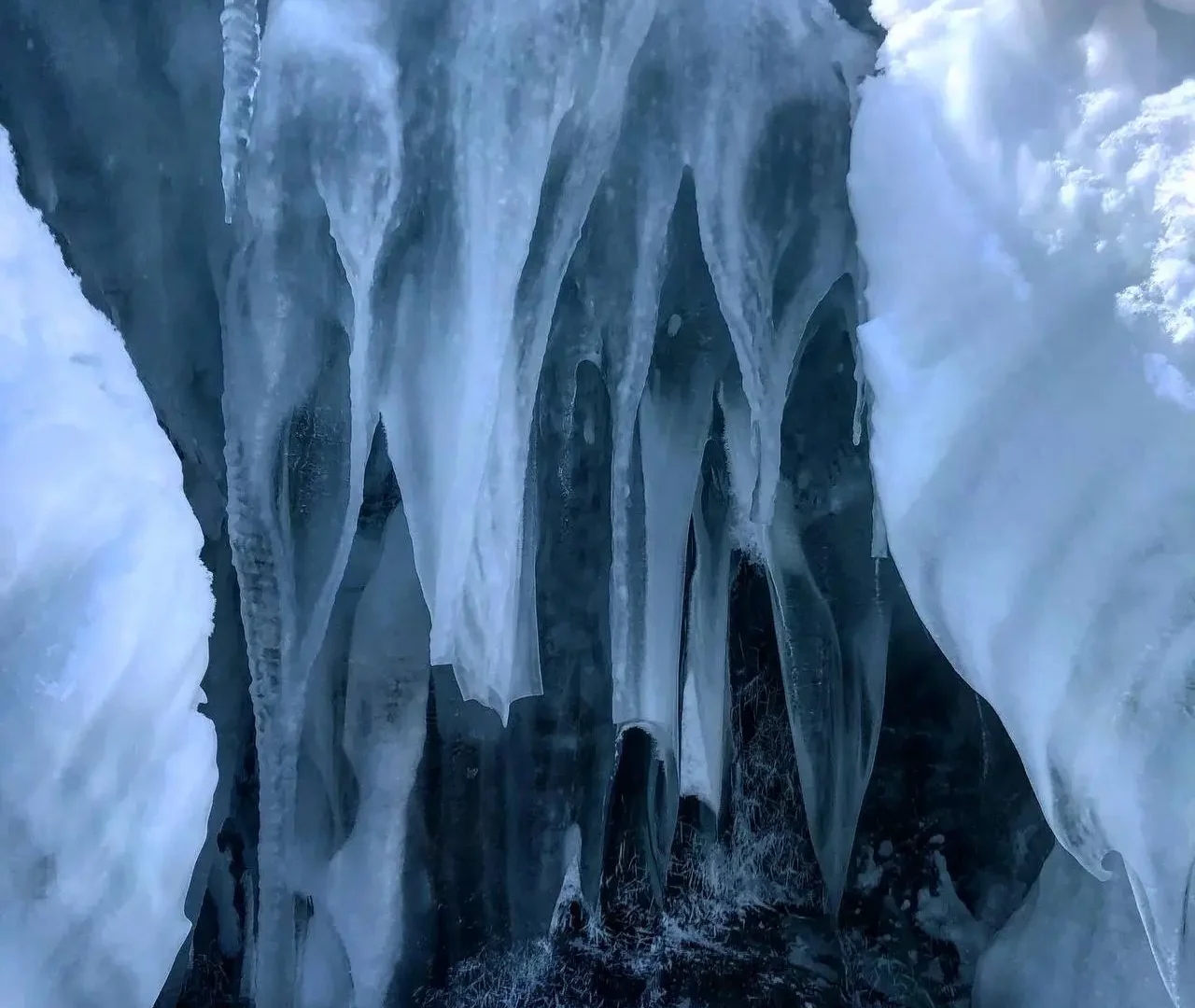 Winter excursion to icefalls in the Tikhoi Bay