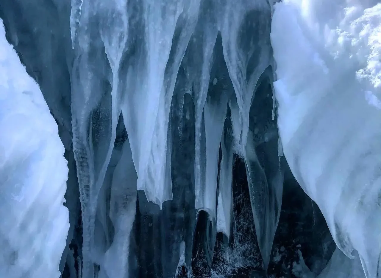 Winter excursion to icefalls in the Tikhoi Bay